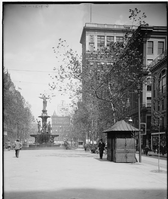 Library of Congress histori black and white photo of downtown Cincinnati behind the Fountai