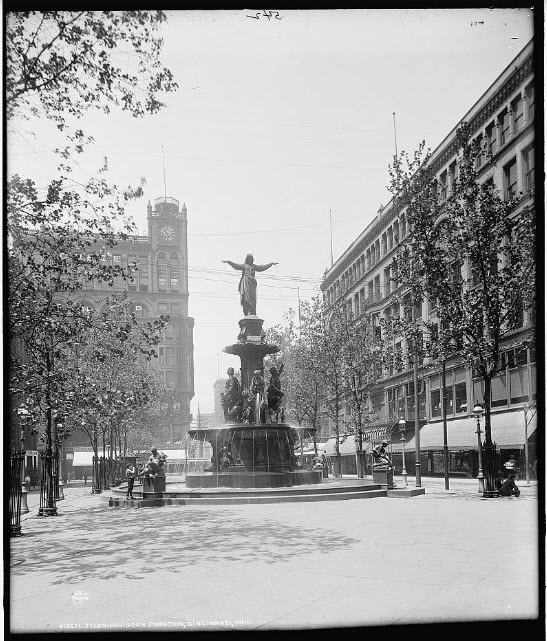 Historic black and white image of the Tyler Davison Fountain at Foutain Square aroeund 1900