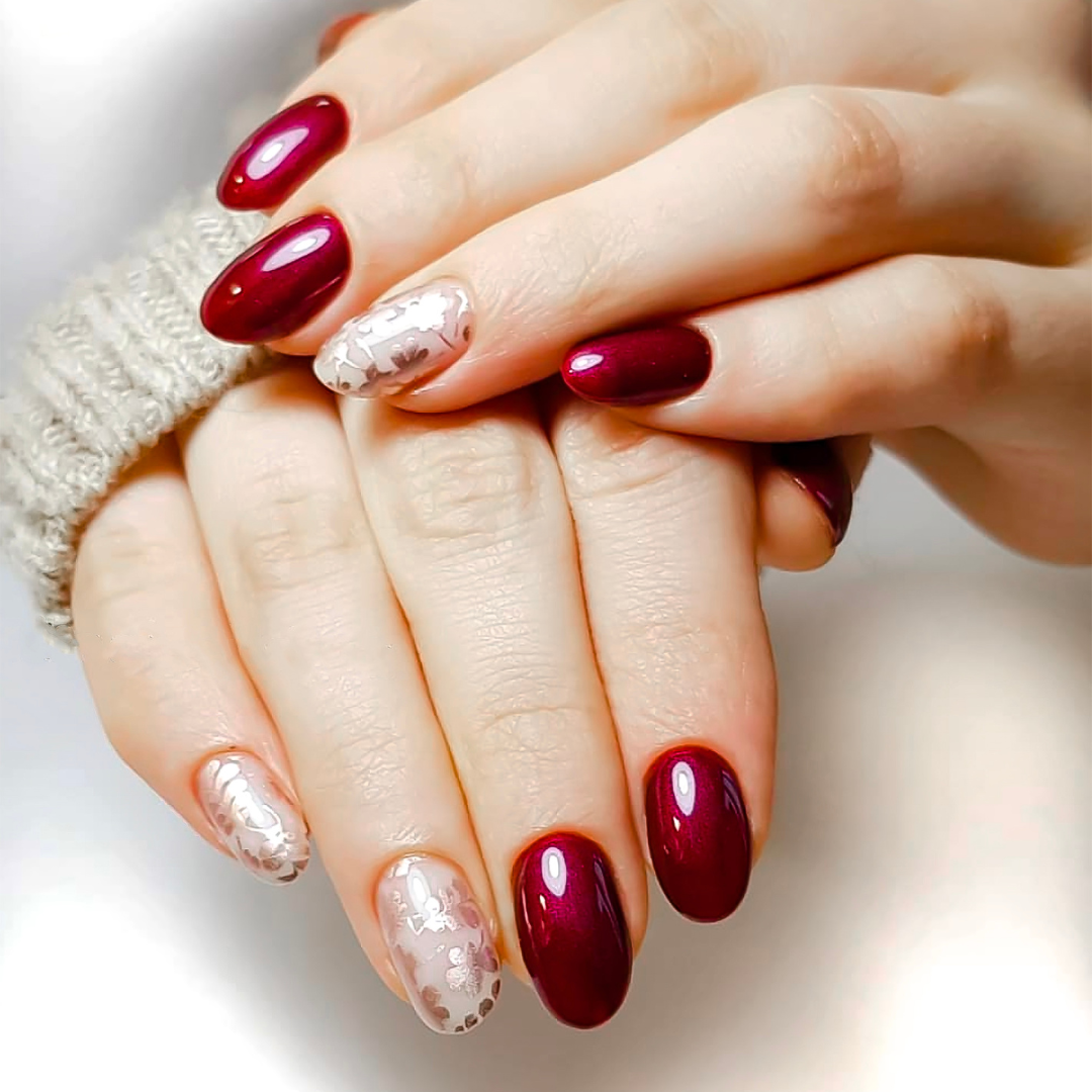 Red Nails Gold Accents by samudri7 Image of women's hands with Classic red nails with gold accents
